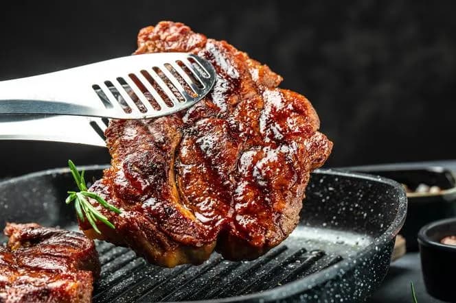 Czas na grill: najlepsze promocje i przepisy na udane grillowanie