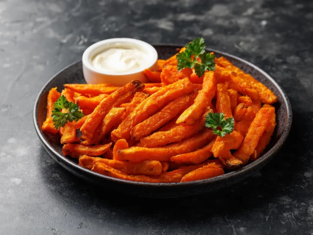 Jak pokroić bataty na frytki, aby były chrupiące i smaczne?