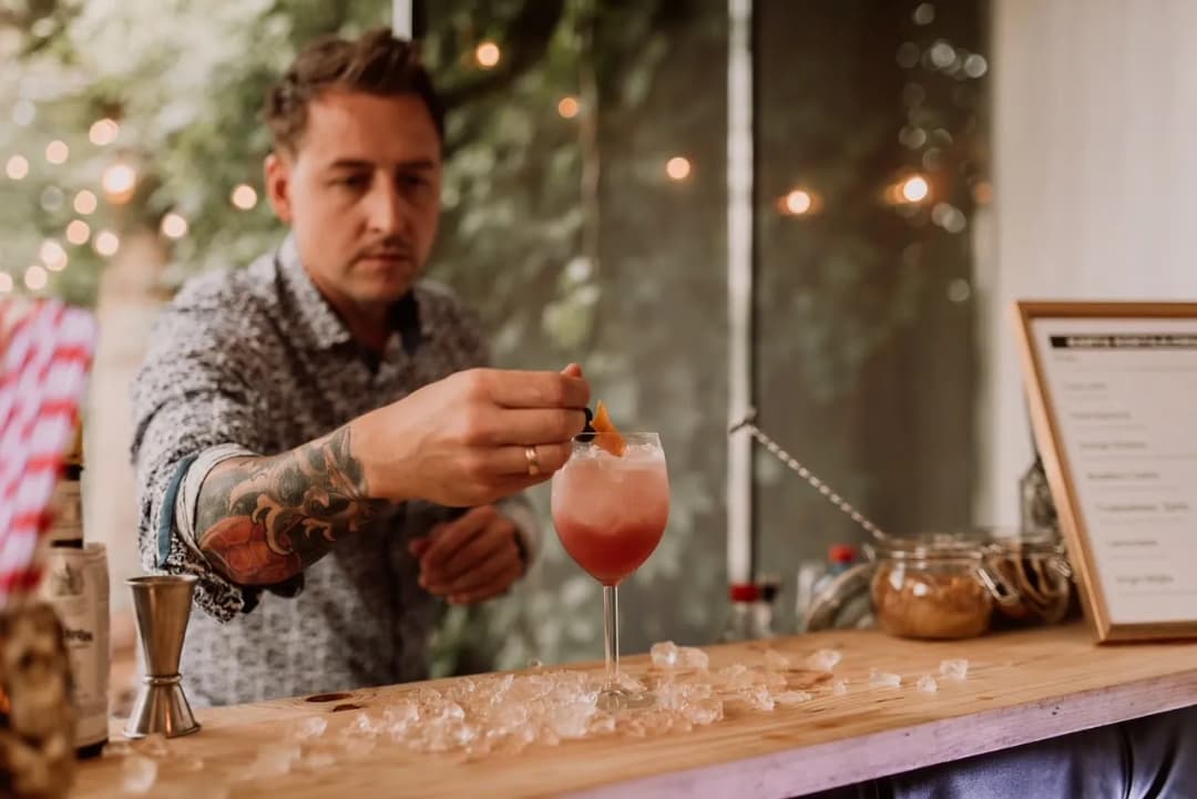 Ile kosztuje barman na 18? Sprawdź ceny i ukryte koszty usług