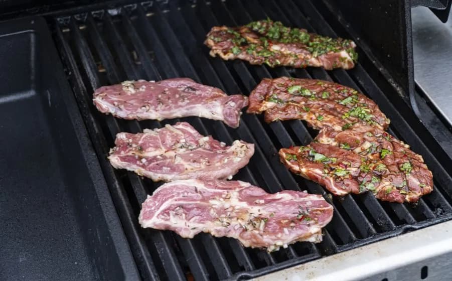 Przepis na marynatę do karkówki na grilla, która zachwyci smakiem