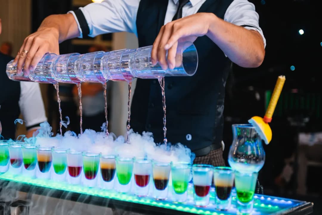 Ile bierze barman na weselu? Sprawdź ceny i ukryte koszty