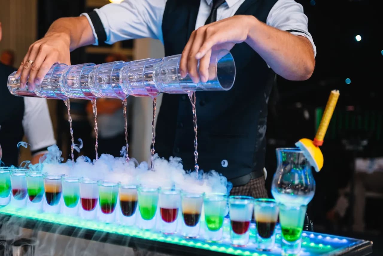 Ile bierze barman na weselu? Sprawdź ceny i ukryte koszty