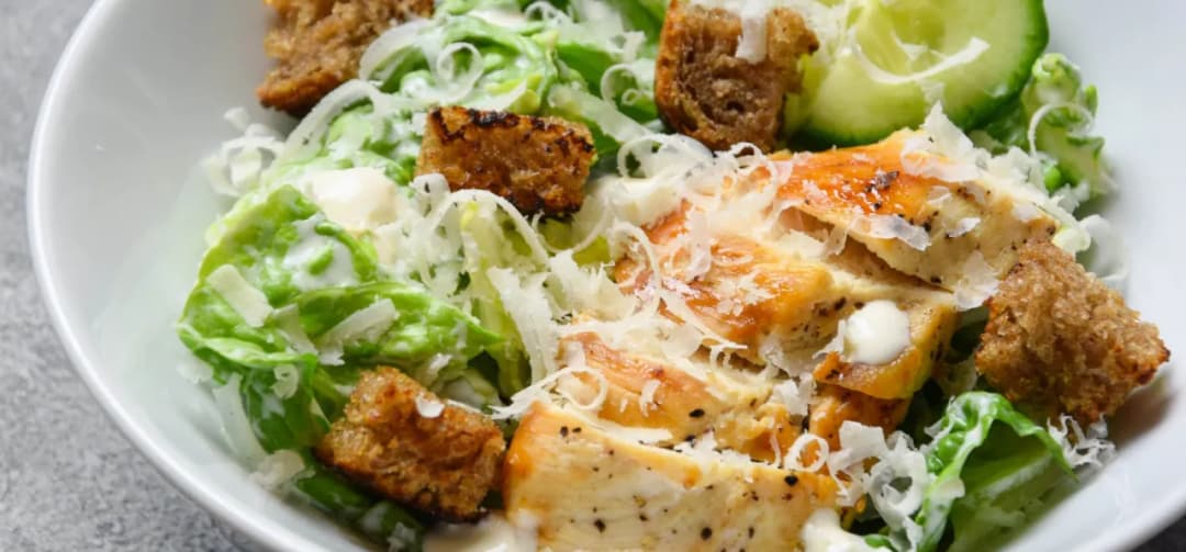 Czy sałatka Cezar jest zdrowa? Odkryj jej ukryte pułapki zdrowotne