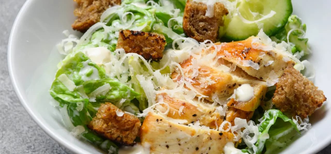 Czy sałatka Cezar jest zdrowa? Odkryj jej ukryte pułapki zdrowotne