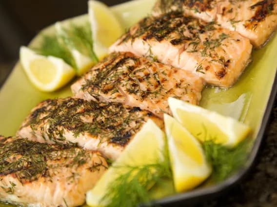 Łosoś z grilla gazowego: idealny przepis na soczystą rybę bez wysiłku