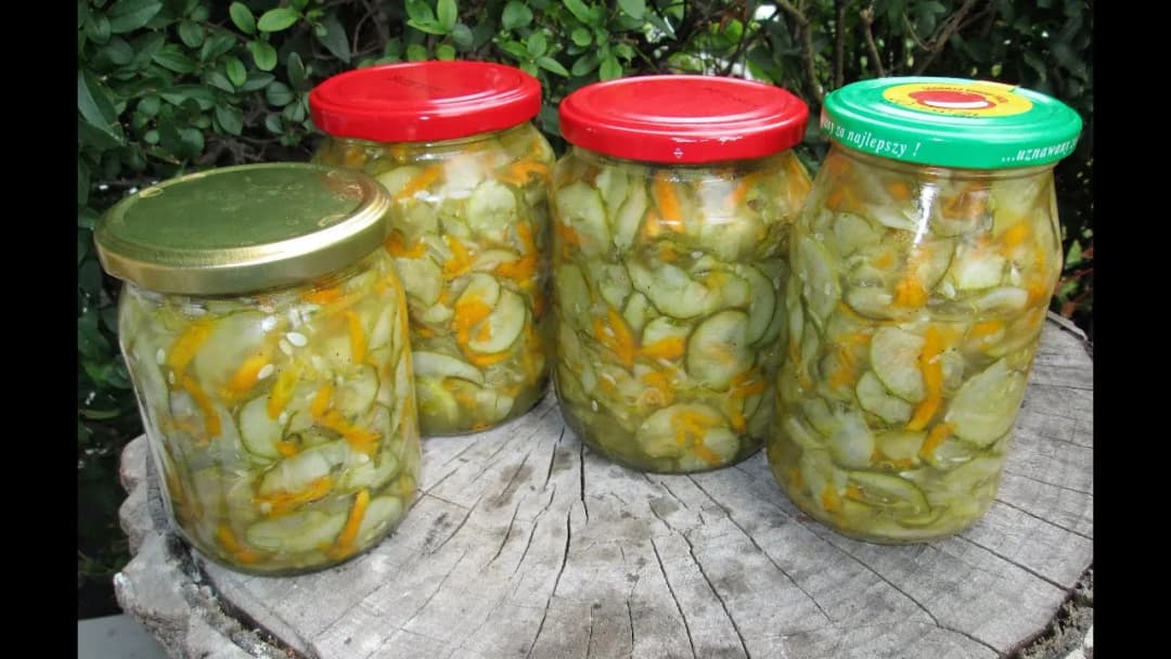 Jak zrobić sałatkę z ogórków i papryki - prosta receptura na zimę