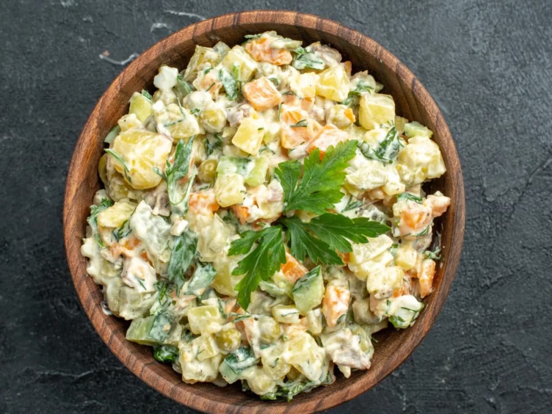 Ile wcześniej można zrobić sałatkę jarzynową, aby uniknąć rozmoknięcia?