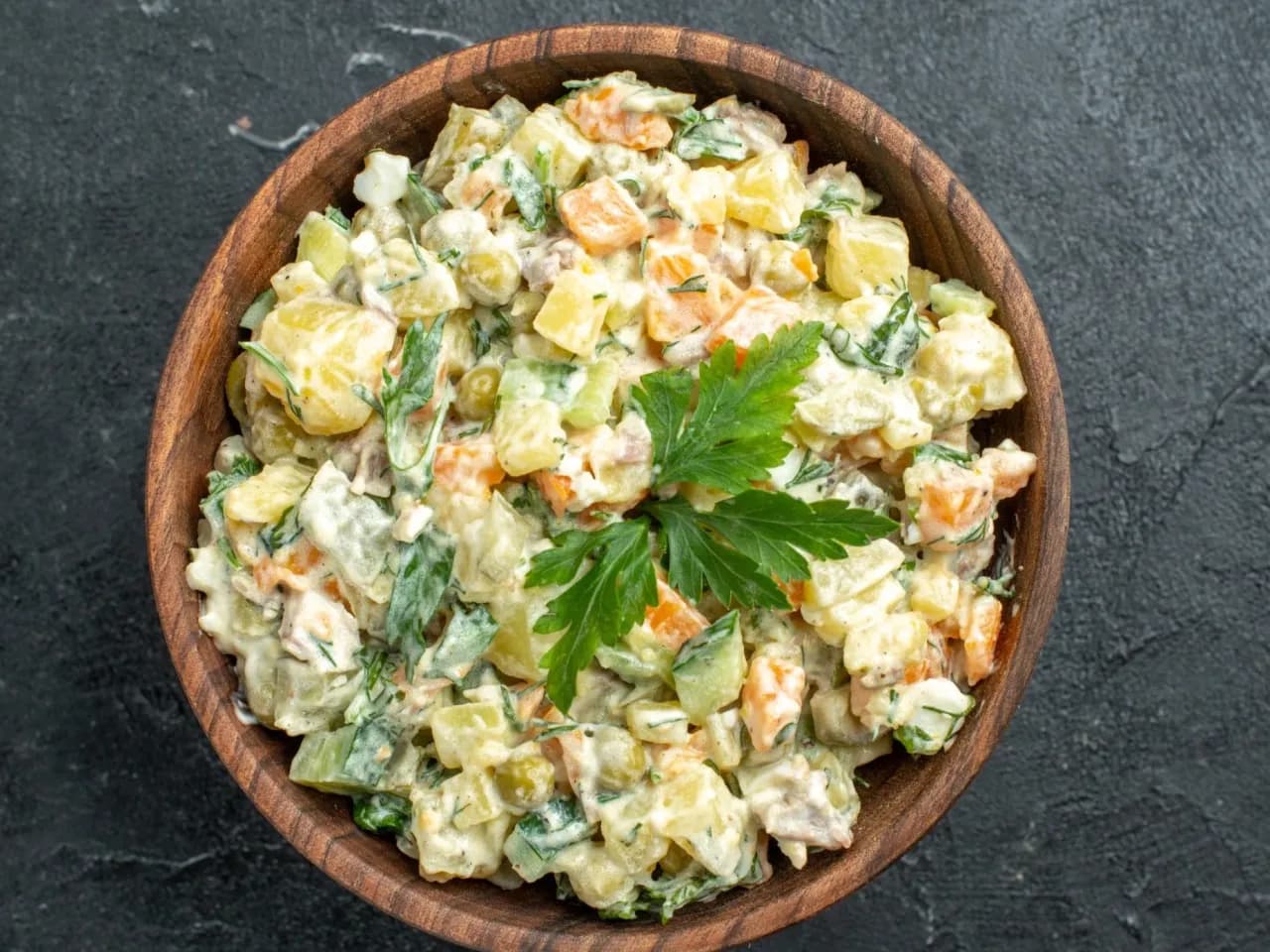 Ile wcześniej można zrobić sałatkę jarzynową, aby uniknąć rozmoknięcia?