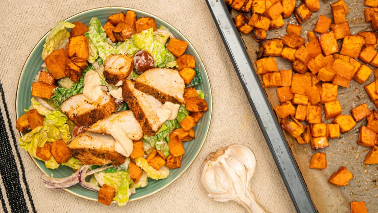 Sałatka Cezar ile kalorii? Zaskakujące wartości kaloryczne!