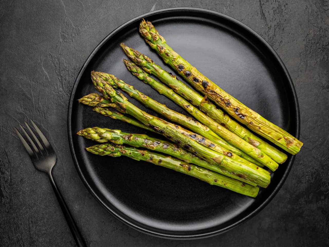 Jak grillować szparagi z grilla elektrycznego - proste przepisy i porady