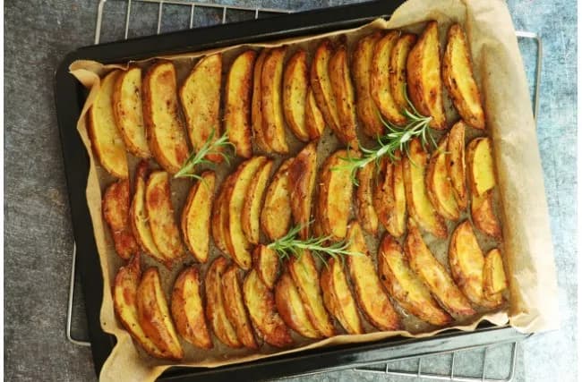 Ile smażyć frytki w piekarniku, aby były chrupiące i złociste?