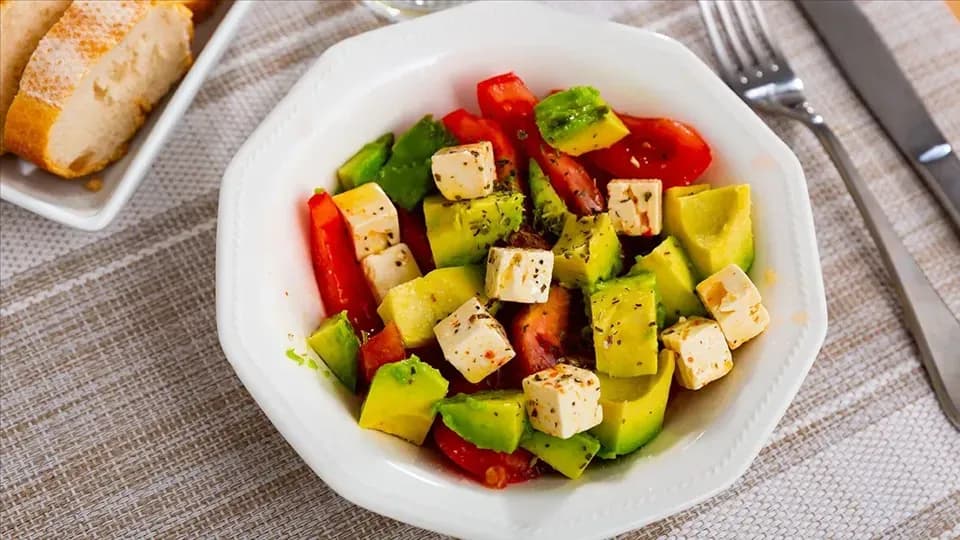 Jak zrobić sałatkę z pomidorów, która zachwyci Twoje kubki smakowe