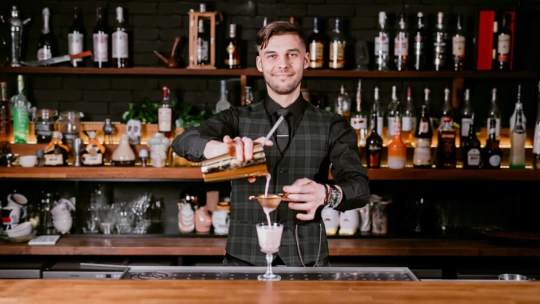 Ile kosztuje kurs barmana? Sprawdź ceny i opcje szkolenia